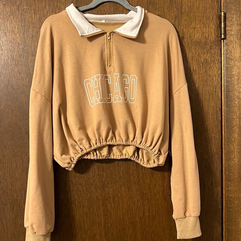 Cropped sweatshirt.